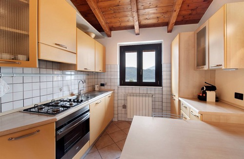 Marone Apartment | Holiday apartment ‘Miralago Marone’ with lake view, private balcony and Wi-Fi