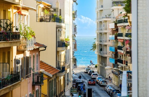Les Baumettes Apartment | Holiday Apartment "Sea View" near Beach with Balcony & Wi-Fi