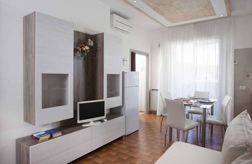 Fogliano Marina Apartment | Holiday apartment with balcony and air conditioning