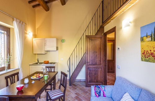 Belforte allʼIsauro Apartment | Holiday Home in Belforte with Pool