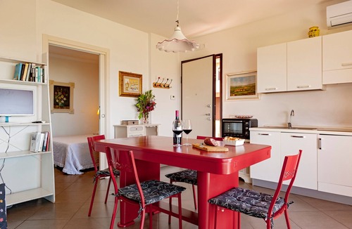 Treggiaia House | Holiday Home 'Appartamento Il Nespolo' with Private Terrace, Wi-Fi & Air Conditioning