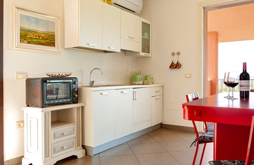 Treggiaia House | Holiday Home 'Appartamento Il Nespolo' with Private Terrace, Wi-Fi & Air Conditioning