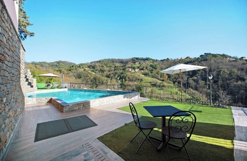 Campomorone House | Holiday Home "Baia Di Campo" with Shared Pool, Private Garden and Wi-Fi