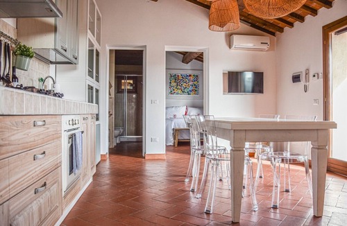 Palaia House | Holiday Home 'Casa Conte Martini' with Shared Pool, Wi-Fi and Air Conditioning