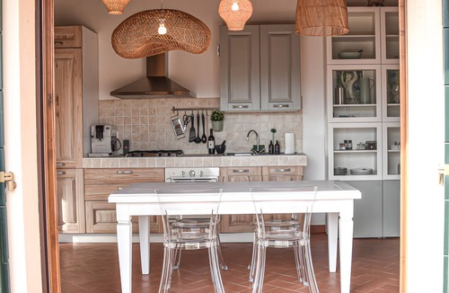 Palaia House | Holiday Home 'Casa Conte Martini' with Shared Pool, Wi-Fi and Air Conditioning