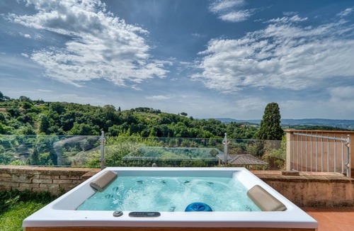Palaia House | Holiday Home 'Casa Conte Martini' with Shared Pool, Wi-Fi and Air Conditioning