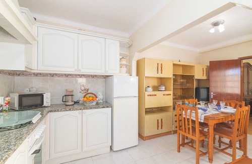 Estombar House | Holiday Home 'Casa Do Sol - Estombar' with Private Garden, Balcony and Wi-Fi