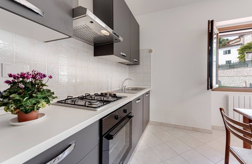 Firenzuola House | Holiday Home 'Chalet La Greta - Vista Campi' with Shared Garden and Wi-Fi