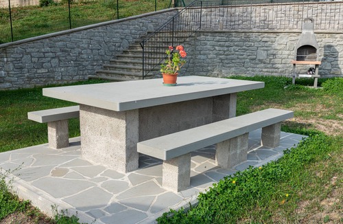 Firenzuola House | Holiday Home 'Chalet La Greta - Vista Campi' with Shared Garden and Wi-Fi