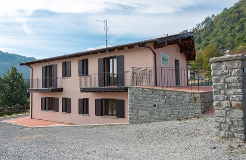 Firenzuola House | Holiday Home 'Chalet La Greta - Vista Campi' with Shared Garden and Wi-Fi