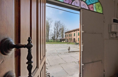 Gonzaga House | Holiday Home 'Corte Croce' with Private Garden, Wi-Fi and Air Conditioning