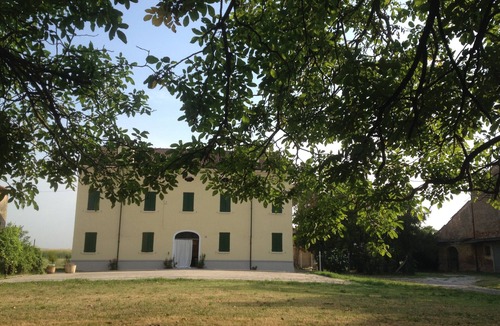 Gonzaga House | Holiday Home 'Corte Croce' with Private Garden, Wi-Fi and Air Conditioning