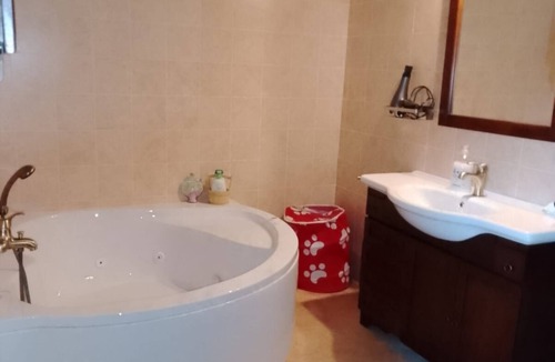 Loiano House | Holiday Home 'Gnazzano Home' with Mountain View, Wi-Fi and Air Conditioning