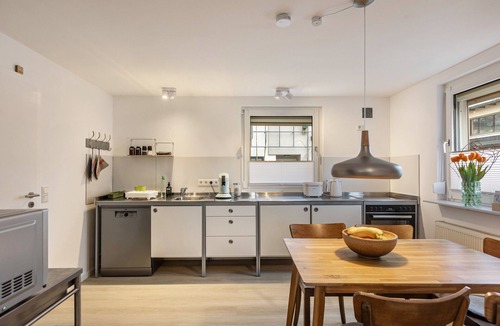 Bad Vilbel House | Holiday Home 'Höhe26' with Private Terrace, Garden, and Wi-Fi
