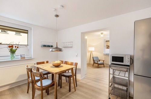 Bad Vilbel House | Holiday Home 'Höhe26' with Private Terrace, Garden, and Wi-Fi