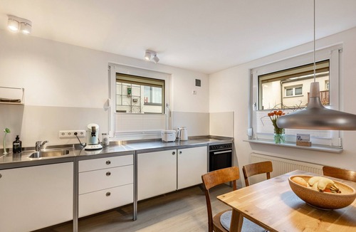 Bad Vilbel House | Holiday Home 'Höhe26' with Private Terrace, Garden, and Wi-Fi