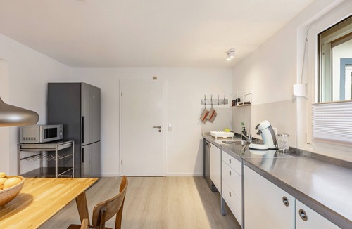 Bad Vilbel House | Holiday Home 'Höhe26' with Private Terrace, Garden, and Wi-Fi