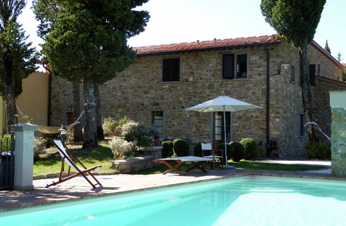 Montecarelli House | Holiday Home in Montecarelli with Pool