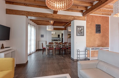 Borgo San Lorenzo House | Holiday Home 'Villa Moderna Resort' with Private Pool, Wi-Fi and Air Conditioning