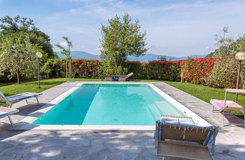 Borgo San Lorenzo House | Holiday Home 'Villa Moderna Resort' with Private Pool, Wi-Fi and Air Conditioning