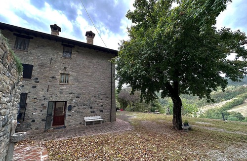Serramazzoni House | Holiday Home "La Casa della Nonna" with Mountain View, Private Terrace & Wi-Fi
