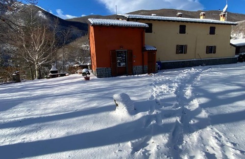 Cutigliano House | Holiday Home 'La Casina Rossa Della Fornace' with Mountain View, Private Garden and Wi-Fi