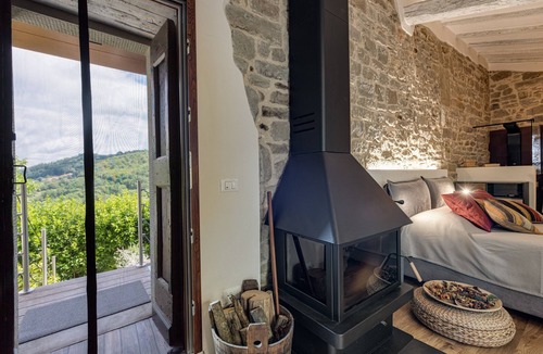 Londa House | Holiday Home 'Luxury Country Retreat La Stallina' with Mountain View, Wi-Fi and Air Conditioning