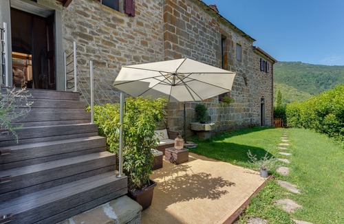 Londa House | Holiday Home 'Luxury Country Retreat La Stallina' with Mountain View, Wi-Fi and Air Conditioning