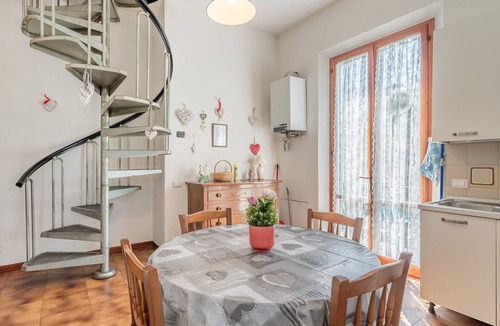 Fucecchio House | Holiday Home 'Ruben' with Shared Pool, Private Terrace and Wi-Fi