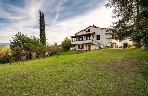 Porrena House | Holiday Home 'Tramonto sul Castello di Poppi' with View, Hot Tub, Garden & Wi-Fi