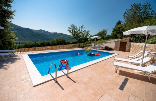 Furlo House | Holiday home with swimming pool for large families