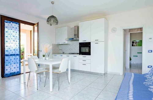 Acqualagna House | Holiday home with terrace and pool