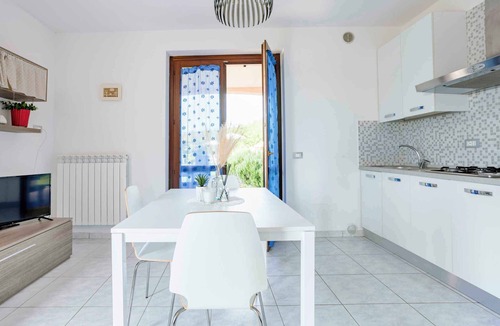 Acqualagna House | Holiday home with terrace and pool