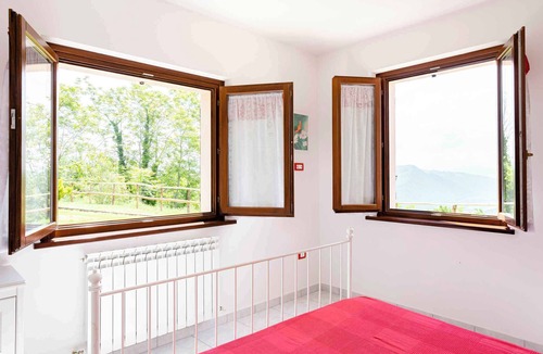 Acqualagna House | Holiday home with terrace and pool