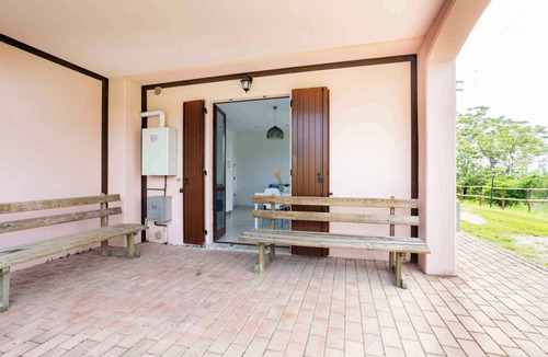 Acqualagna House | Holiday home with terrace and pool