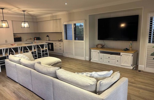 Parrearra Villa | Holiday House canals in Parrearra waterfront