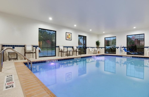 Lake Arbor Hotel | Holiday Inn Express I-95 Capitol Beltway - Largo by IHG