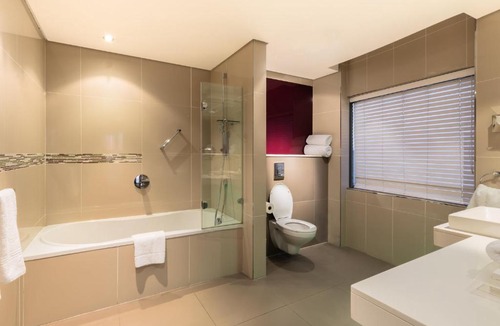 Greater Johannesburg Metropolitan Area Hotel | Holiday Inn Johannesburg-Rosebank by IHG