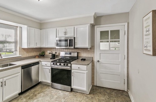 Homewood House | Homewood Haven 3BR Near Chicago & Metra Stration