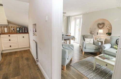 Whichford Cottage | HONEYSUCKLE COTTAGE (BRAILES), pet friendly, with a garden in Brailes