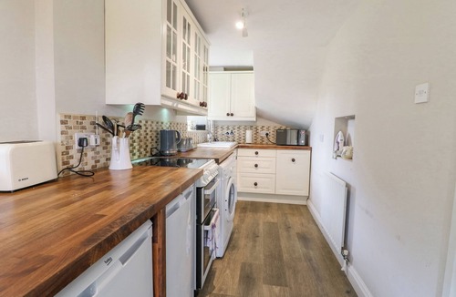 Whichford Cottage | HONEYSUCKLE COTTAGE (BRAILES), pet friendly, with a garden in Brailes