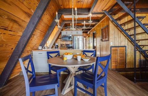 Talmont Cabin | Horizon by AvantStay | Stunning A-frame Cabin w/ Hot Tub, Billiards, Lake Views
