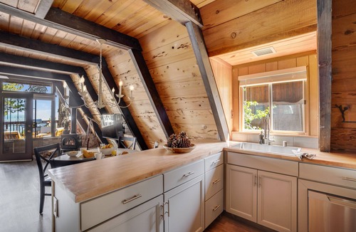 Talmont Cabin | Horizon by AvantStay | Stunning A-frame Cabin w/ Hot Tub, Billiards, Lake Views