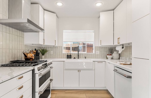 Linda Vista House | Hot Tub + BBQ Island + Private Yard Near Mission Bay | Glidden Glow
