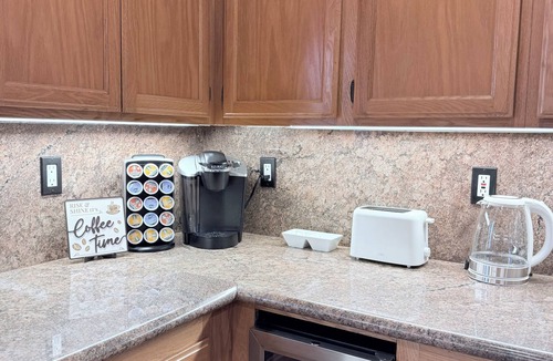 Oxnard House | Hot Tub + Comfy 3Bedroom/3Bath + 8 miles 2 Beach.