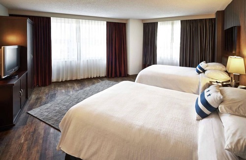 Friendship Heights Hotel | Hotel Suite near American University | Indoor Pool | Breakfast | 4 Cozy Units