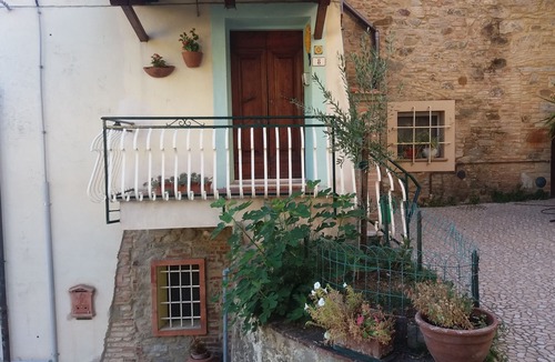 Chianni House | house in the historic village in the Tuscan hills