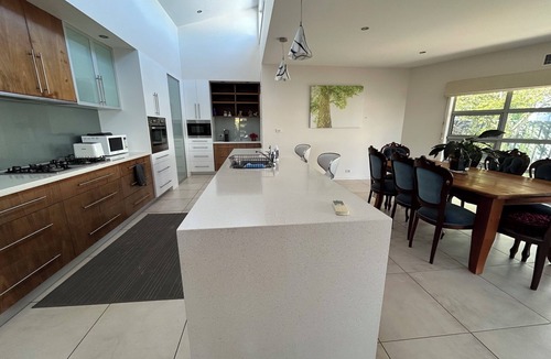Bruce House | House is near to university, AIS, mountain, lake and CBD. Family - friendly.