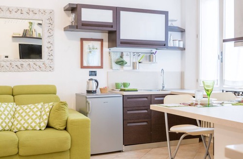 Historic Center Apartment | House Letizia TWO bright historical center at the two towers