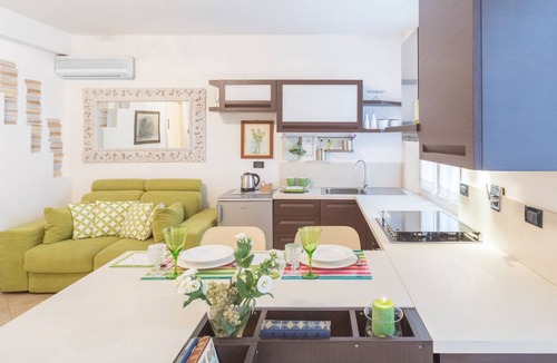 Historic Center Apartment | House Letizia TWO bright historical center at the two towers